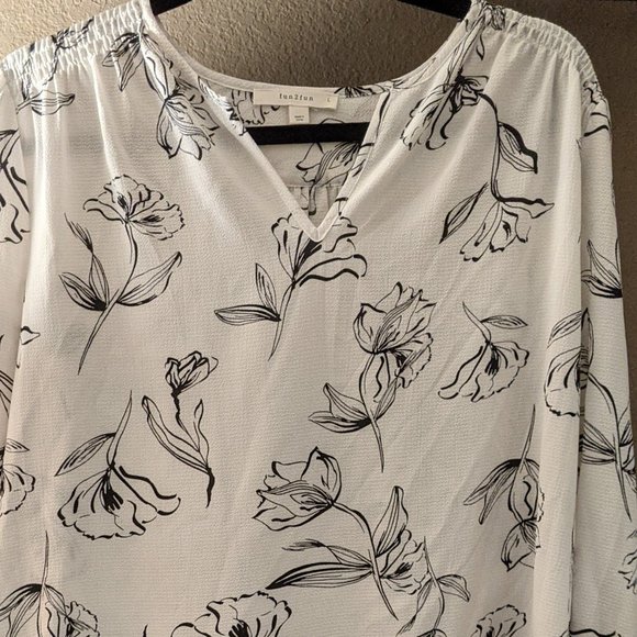 like NEW FUN2FUN Split Neck Floral Blouse - Picture 2 of 7